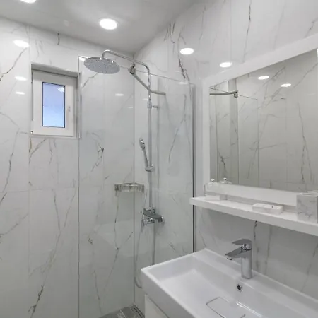 лукс на море Luxury In Downtown With Garage Warna