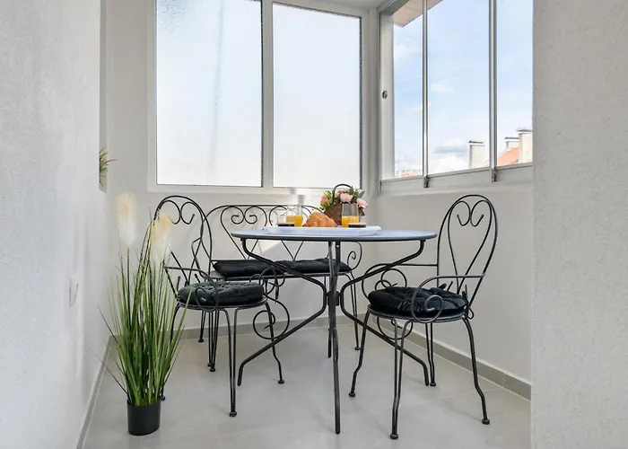 лукс на море Luxury In Downtown With Garage Warna