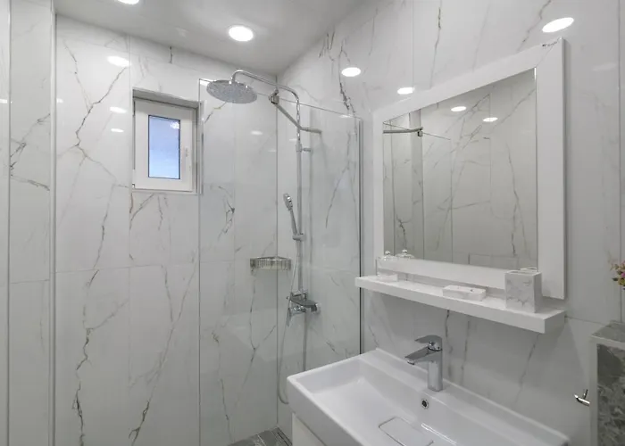 лукс на море Luxury In Downtown With Garage Warna